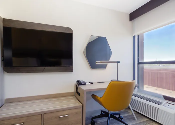 Express & Phoenix - By Ihg Hotel 3*